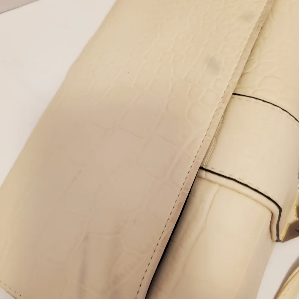 New Multi Pocket And Card Holders Crossbody By Nicole Miller